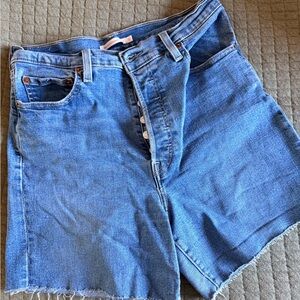 Levi’s Ribcage Straight Cut-offs